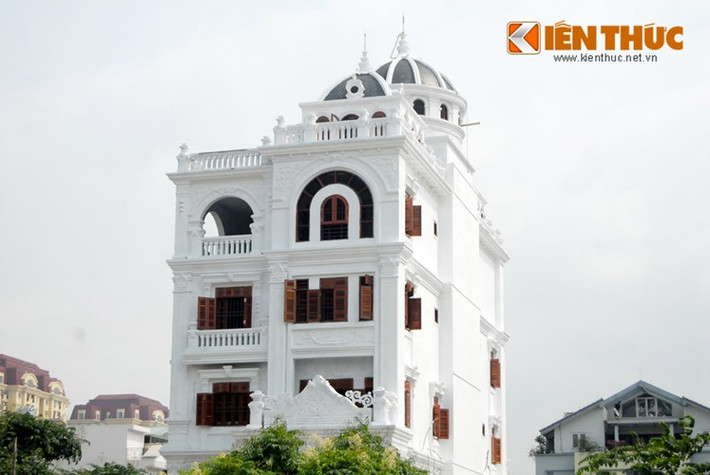 Một ngôi biệt thự trắng với kiến trúc cổ kính nổi bật giữa khu biệt thự Vườn Đào (Tây Hồ) khiến người dân xôn xao. Ảnh: Linh Hoàng.