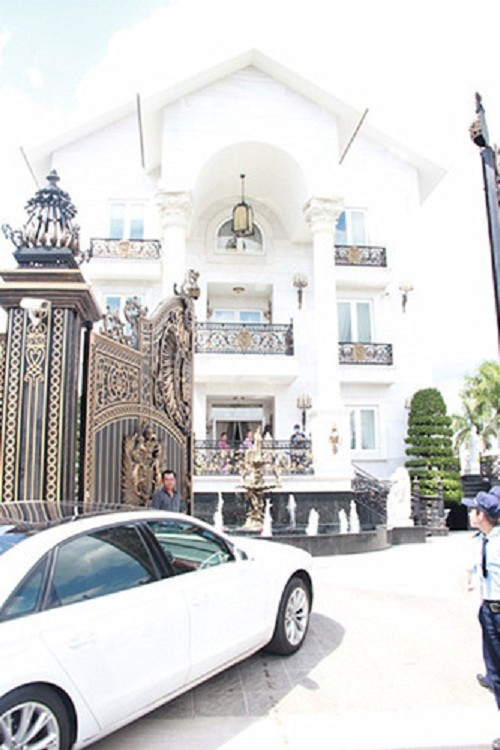 Nằm riêng biệt ở khu biệt thự cao cấp Thảo Điền, ngôi nhà với màu trắng sang trọng nổi bật so với những ngôi biệt xung quanh. Ảnh: Giadinhvietnam.