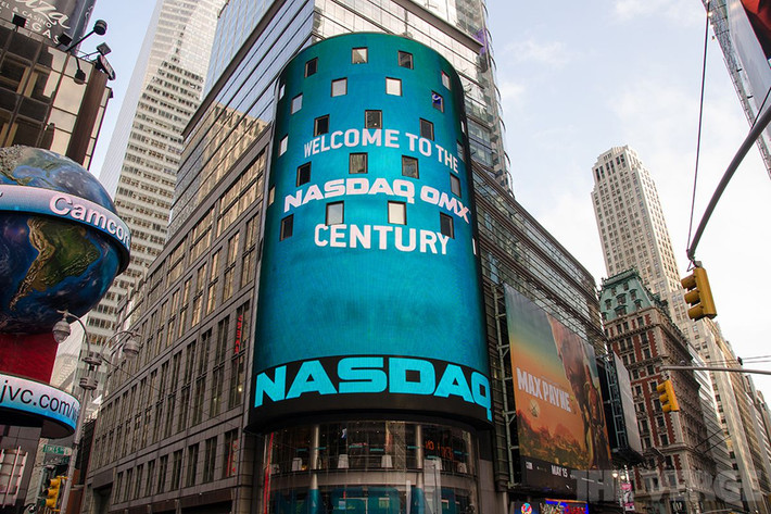 Năm 1992, NASDAQ xây dựng liên kết liên lục địa đầu tiên của thị trường chứng khoán bằng cách gia nhập với Sở Giao dịch Chứng khoán London. Ảnh: The Verge.