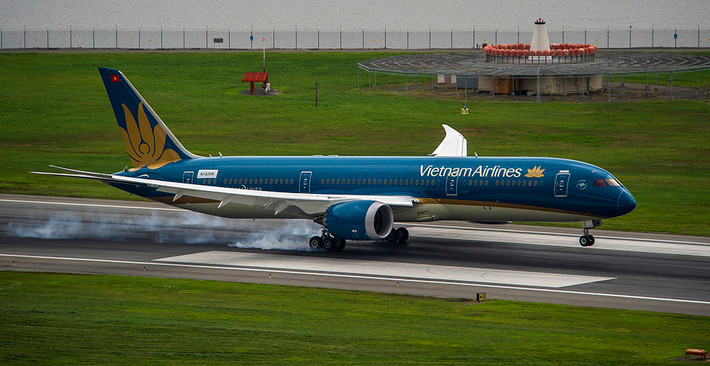 Với việc sử dụng vật liệu Composite chiếm tỷ trọng hơn 50%, máy bay Boeing 787-9 có trọng lượng nhẹ hơn, không bị ăn mòn, thời gian giữa các lần kiểm tra dài hơn. Ảnh: Vietnam Airlines.