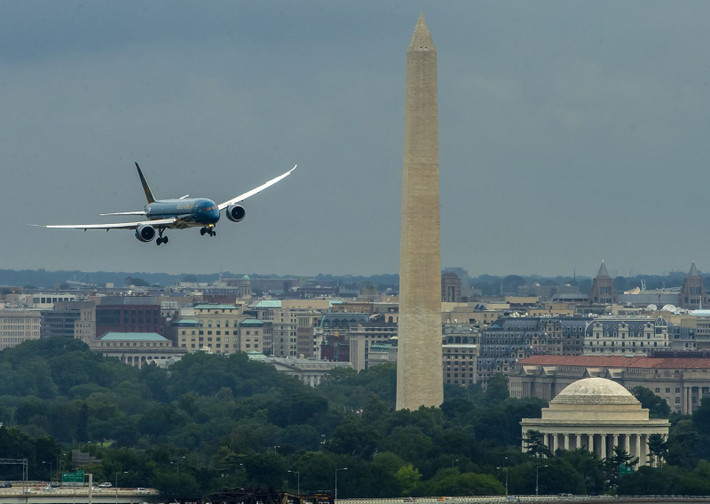 So với các dòng máy bay cùng chủng loại, Boeing 787-9 tiêu hao ít hơn 20-30% về chi phí nhiên liệu, tiết kiệm 20-30% khí thải môi trường và ít hơn khoảng 30% chi phí bảo dưỡng. Ảnh: Vietnam Airlines.