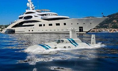 Nếu không thích du thuyền hay máy bay trực thăng, bạn có thể lựa chọn tàu ngầm đại dương để du lịch. Đây là chiếc Neyk - một dang xe thể thao dưới nước dài 18m có thể chở cùng lúc 20 khách và lặn ở độ sâu 400m. Trên chiếc xe thể thao này có sảnh sang trọng, quầy bar, phòng đọc sách, phòng khách với đủ tiện nghi.