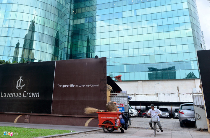 Lavenue là công ty liên doanh của Công ty Cổ phần Kinh Ðô (50% vốn điều lệ), Công ty Đầu tư Mayflower (Mỹ) và Công ty Quản lý Kinh doanh nhà TP.HCM. Tổng giám đốc Kinh Đô Trần Lệ Nguyên từng trình kế hoạch hoàn thành dự án vào năm 2014, nhưng từ đó đến nay dự án vẫn là một khu đất trống.