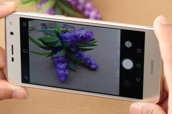 Huawei Y5 2017 (2,99 triệu đồng): Về tổng quan, Y5 2017 có thiết kế cũng như cấu hình tốt so với mức giá. Điểm mạnh máy của so với các đối thủ khác là camera trước được trang bị đèn Flash, giúp selfie dễ dàng trong điều kiện thiếu sáng.