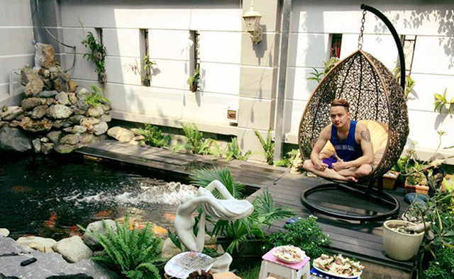 Ngoài những lúc đi hát hoặc ra nước ngoài, nam ca sĩ Cao Thái Sơn thường dành thời gian thảnh thơi chăm sóc cá, uống cà phê, ăn bánh bên hồ.