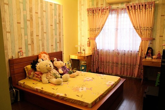 Ngoài phòng ngủ chính của nam ca sĩ, căn nhà mới của anh còn có thêm 2 phòng ngủ khác để người nhà, bạn bè mỗi lần ghé thăm có thể ngủ lại.