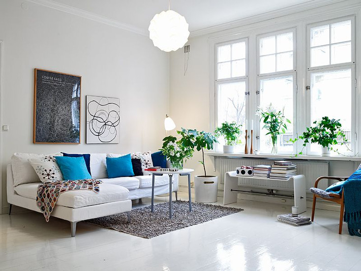 Sofa góc chữ L gọn nhẹ bạn có thể vừa ngồi, vừa nằm thư giãn kết hợp bàn trà nhỏ phù hợp nhất cho không gian chật hẹp. Ảnh: Goby.