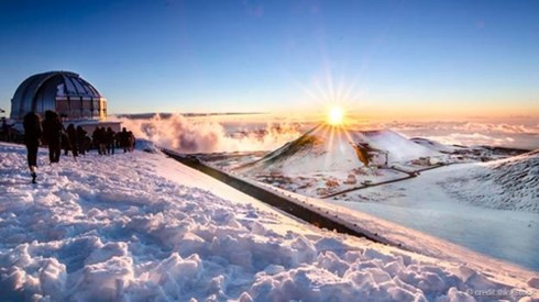 Kilauea và Mauna Kea, Hawaii: Những núi lửa của Hawaii nổi tiếng vì hoạt động phun trào và phong cảnh thiên đường. Ngọn núi lửa trẻ nhất ở Hawaii, Kilauea, phun trào liên tiếp từ 1983. “Quá nhiều đến nỗi dòng nham thạch chảy thẳng xuống biển tạo nên những hình dáng kì dị của những tảng đá đen và những đám mây khói điên cuồng”, Vache nói.