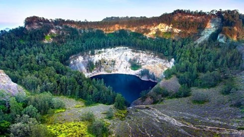 Kelimutu, Indonesia: “Ba hồ nước bí ẩn của Kelimutu thu hút cả các nhà khoa học lẫn các du khách tới hòn đảo của Flores phía đông tỉnh Nusa Tenggara. Một miệng núi lửa màu xanh, một cái khác màu đỏ thẫm, cái thứ ba màu đen hắc ín”, Vache giải thích. Các nhà khoa học nói các màu sắc đấy đến từ các phản ứng hóa học xảy ra khi các khí trong lòng núi lửa gặp các khoáng chất của hồ.