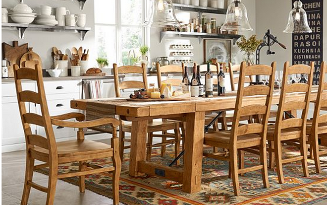 Chiếc bàn ăn Benchwright siêu dài với 10 chiếc ghế Wynn cỡ rộng có giá 5,654 triệu USD (gần 125 tỷ đồng).