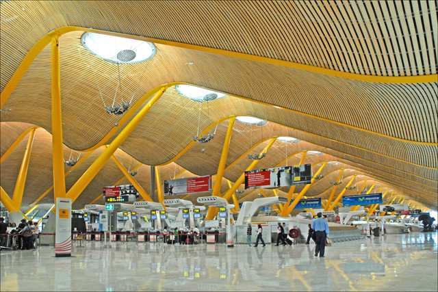 Thiết kế độc nhất vô nhị của sân bay quốc tế Adolfo Suárez, Madrid, Tây Ban Nha.