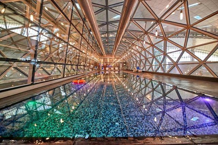 Một bể bơi kính đặc biệt nằm trong khuôn viên của sân bay quốc tế Hamad (Doha) chắc chắc sẽ làm vui lòng hành khách.