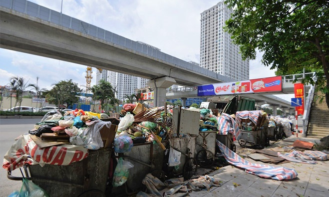 Đây cũng chính là nguyên nhân dẫn đến nhiều tuyến đường, ngõ phố ở Hà Nội đang ngập trong rác thải. Ảnh: Zing.