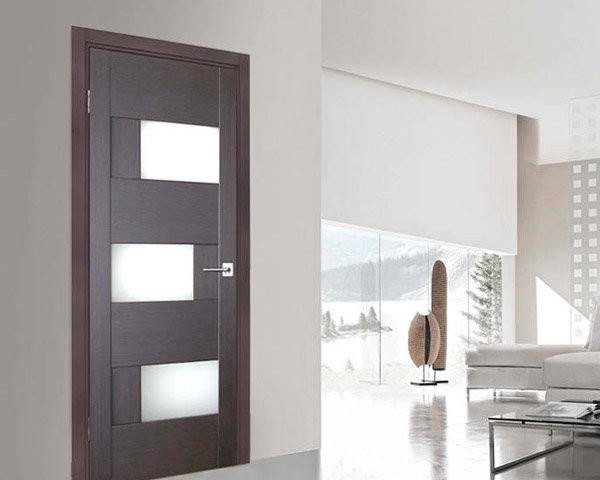 Cửa gỗ công nghiệp với cách phối màu kiểu so le tạo vẻ đẹp bắt mắt cho không gian hiện đại đón năm mới.