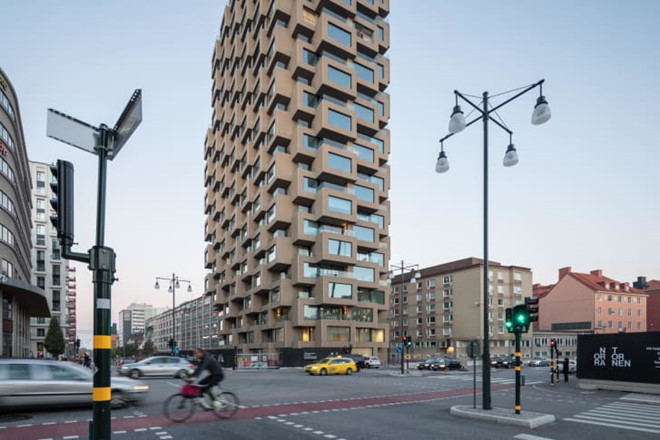 Tòa nhà Norra Tornen (Stockholm, Thuỵ Điển) gồm 2 toà tháp siêu thực được xây từ các khối bê tông đúc sẵn và xếp chồng bất đối xứng.