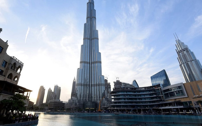 Tòa nhà chọc trời Burj Khalifa 164 tầng (cao 828 m) nằm ở trung tâm thành phố Dubai là nơi ở của giới nhà giàu. Ảnh: CNN.