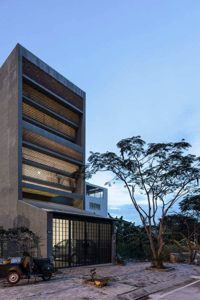 Lấy ý tưởng từ những chiếc màn, nhóm thiết kế G+ architects đã tạo nên một lớp màng lọc bảo vệ phủ bên ngoài của ngôi nhà.