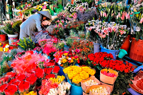 Chợ Đà Lạt được xem là chợ hoa lớn nhất ở thành phố ngàn hoa. Những ngày cận tết, xung quanh chợ và khu vực Hồ Xuân Hương, hoa được trưng bày đẹp mắt với đủ hương đủ sắc. Ảnh: Dulich24.