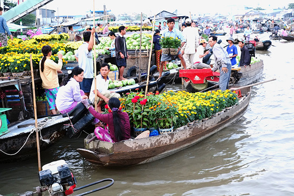 Vào những ngày giáp Tết, các khu chợ nổi miền Tây trở nên rộn ràng và tươi tắn hơn bao giờ hết. Trên mọi ngã sông, những chiếc thuyền lớn, nhỏ chở đầy ắp hoa lần lượt đổ về. Ảnh: Baogialai.