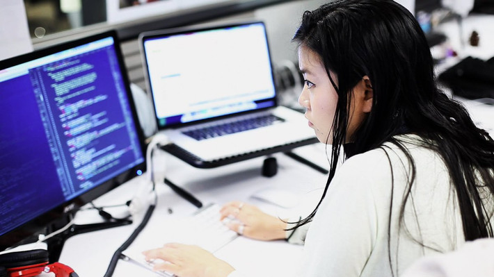 Phát triển phần mềm là một trong những công việc lương cao hơn các ngành khác ngoài lĩnh vực y tế. Một người mới bắt đầu công việc có thể nhận mức lương 55.000 USD. Mức lương tối đa phụ dao động từ 125.000 - 173.000 USD/tháng.