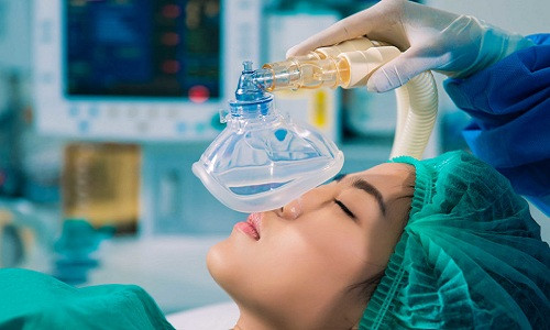 Bác sĩ gây mê là công việc được trả lương cao nhất với 450.000 USD/tháng. Không thực hiện phẫu thuật nhưng bác sĩ gây mê cần phải tính đến tất cả các yếu tố khi kết hợp thuốc trước khi phẫu thuật. Nguồn ảnh: Buzznfun.