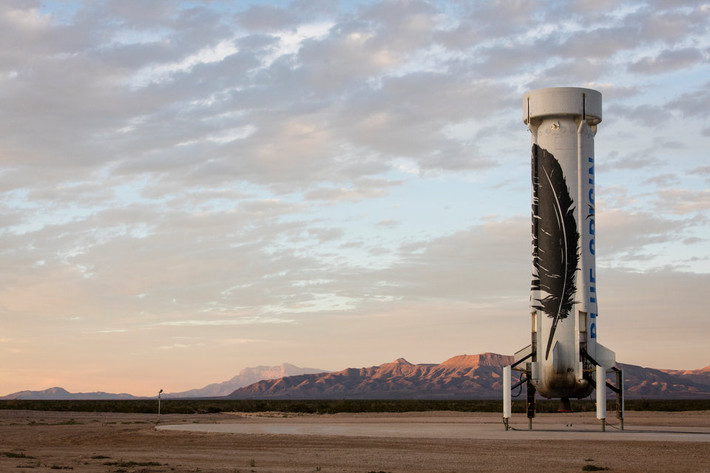 Đây cũng là cơ sở cho Blue Origin, công ty nghiên cứu về không gian của Jeff Bezos. Phía sau khu trang trại là một ngôi nhà với 12 phòng ngủ.