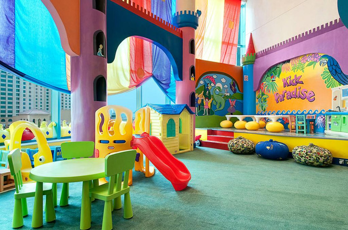 Khách nhỏ tuổi có thể vui chơi trên sân chơi và CLB cho trẻ em. Ảnh: Booking.