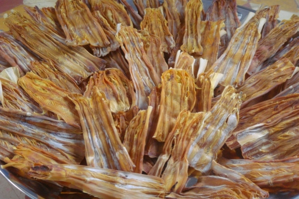 Nếu như măng khô sạch có mùi hương đặc trưng thì măng tẩm hóa chất có mùi lạ (mùi hắc). Ảnh: Suckhoephaidep.