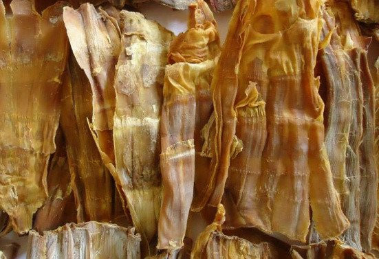 Một đặc điểm dễ nhận biết măng khô ngon nữa là bề thịt rộng dày, sờ vào không có cảm giác ẩm tay, có thể bẻ gãy được. Ảnh: ViCare.