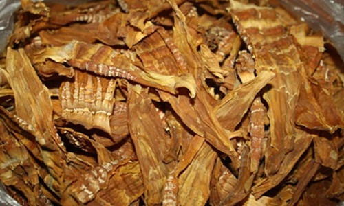 Là một trong những món ăn truyền thống được ưa thích trong ngày Tết Việt Nam nhưng măng khô lại cũng là mặt hàng tiềm ẩn nhiều nguy cơ bị các cơ sở sản xuất dùng lưu huỳnh để sấy, gây ảnh hưởng đến sức khỏe người tiêu dùng. Ảnh: Vovworld.