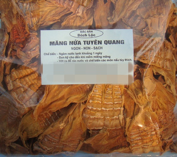 Chỉ nên mua măng khô được bảo quản trong túi nilon có nhãn mác, có địa chỉ, nguồn gốc xuất xứ rõ ràng. Ảnh: Baodansinh.