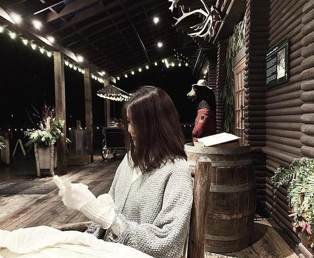 Đặc biệt, những hình ảnh mới đây được người đẹp chia sẻ khi đang đi du lịch cùng đại gia đình chồng, đã thu hút sự chú ý đông đảo của khán giả. Cụ thể, Lan Khuê và mẹ chồng rất tình cảm, đi đâu cũng luôn có nhau mà ít khán giả biết được.