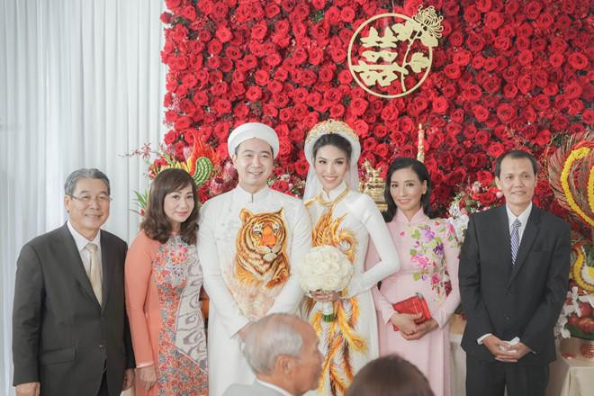 Lan Khuê - Doanh nhân Tuấn John trong buổi hôn lễ được tổ chức tại tư gia. Cặp đôi nở nụ cười rạng rỡ trong ngày trọng đại nhất của cuộc đời mình. Ảnh: Internet