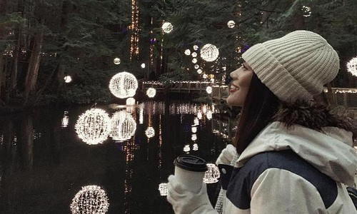 Nếu vào thời điểm dịp cuối năm, các Sao Việt khác tất bật chạy show, thì số khác lại tranh thủ thời gian dịp cuối năm bằng những chuyến đi nghỉ dưỡng, để thư giãn sau một năm làm việc. Điển hình, là Lan Khuê. Sau khi về chung nhà với doanh nhân Tuấn John, Lan Khuê đã có một cuộc sống hôn nhân vô cùng viên mãn và hạnh phúc.