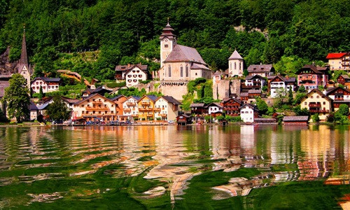 Nằm phía Tây hồ Hallstätter See (Áo), làng Hallstatt không chỉ được biết tới như Di sản Văn hoá Thế giới được UNESCO công nhận mà còn là một trong những thị trấn Trung cổ đẹp nhất ở châu Âu.