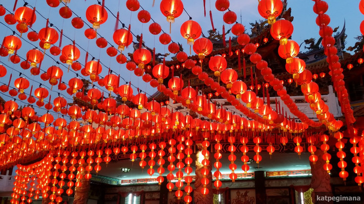 Đèn lồng được người Trung Quốc treo dọc đường phố và cửa ra vào mỗi ngôi nhà trong dịp tết. Ảnh: Vietravel.