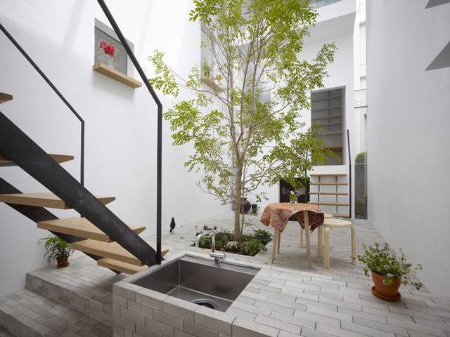 Diện tích nhà không lớn, chỉ 54m2 nhưng gia chủ vẫn quyết định dành 6 m2 phần đất giữa nhà để làm sân vườn.