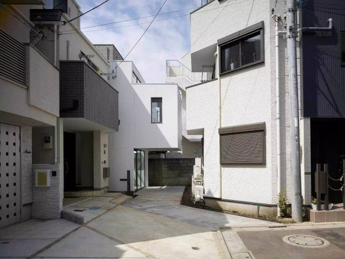 Nằm trong hẻm một khu dân cư cách trung tâm Tokyo (Nhật Bản) không quá xa, với chiều rộng 4,5m và chiều sâu 12m, ngôi nhà ống màu trắng bị bao quanh bởi những công trình quay về nhiều hướng khác nhau.