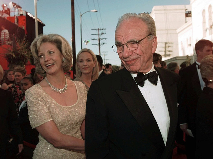 Không có nhiều chi tiết về thoả thuận ly hôn giữa ông trùm truyền thông Rupert Murdoch và nhà báo Maria Torv năm 1998. Tuy nhiên một số nguồn tin cho biết bà Torv nhận được 1,7 tỷ USD.