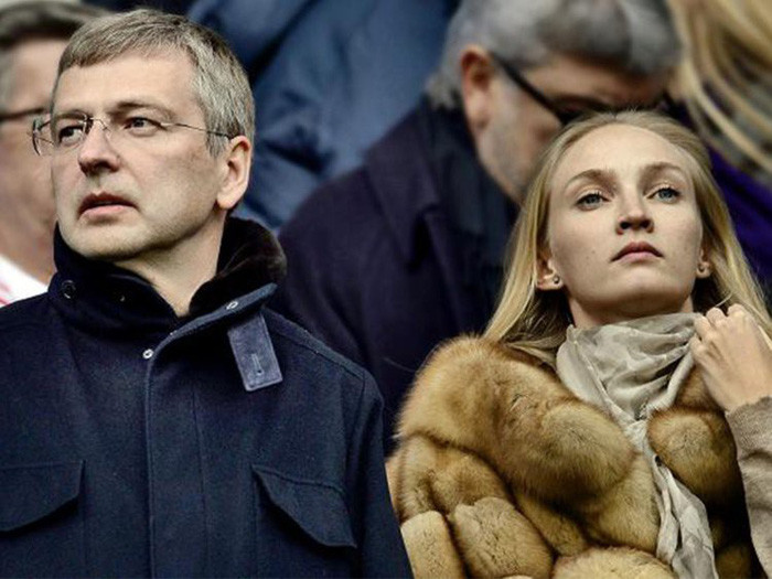 Năm 2014, Elena Rybolovleva đệ đơn ly hôn tỷ phú Dmitry Rybolovlev. Lúc đầu, toà phán quyết chia cho bà Elena tới 4,5 tỷ USD từ khối tài sản khổng lồ của tỷ phú người Nga. Sau khi Dmitry kháng cáo, bà ra đi với 604 triệu USD.