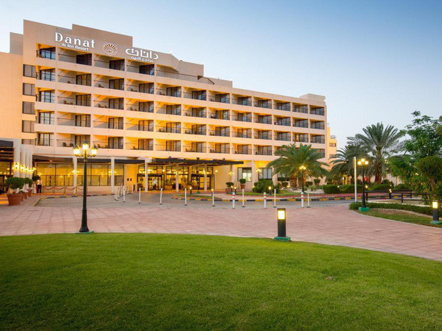 Khách sạn 5 sao Danat Al Ain Resort được đánh giá hiện đại nhất Al Ain, cách sân thi đấu chính thức 14km. Ảnh: Booking.