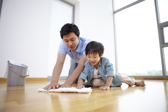 Vệ sinh nhà cửa cũng chính là một phần quan trọng của công việc trang trí nhà ngày Tết. Những công việc đơn giản như lai chùi sofa, bàn ghế, cốc chén...đều mang đến hiệu quả bất ngờ. Ảnh: Internet.