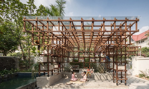 Tọa lạc tại Khu đô thị Dương Nội (Hà Đông, Hà Nội), công trình VAC Library tích hợp ba thành phần làm vườn, nuôi trồng thủy sản và chăn nuôi xuất hiện đầy ấn tượng trên Tạp chí kiến trúc Archdaily.