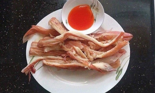 Thịt cua hun khói ngon nhất khi chấm cùng tương ớt. Ảnh: Smile Cook.