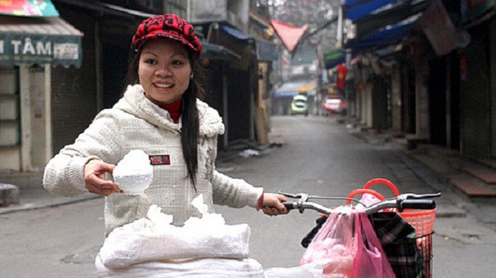 Đầu năm mua muối là phong tục có từ lâu đời của người dân Việt Nam. Nhiều người dân thường mua muối ngay trong đêm giao thừa, khi đi hái lộc chùa. Ảnh: Baodautu.