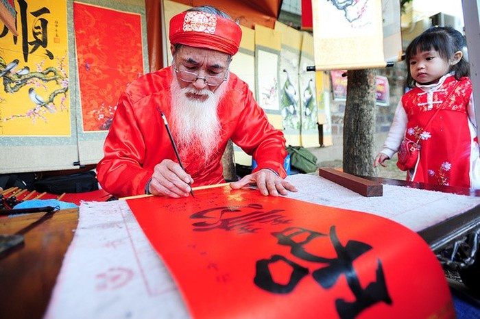 Đôi khi xin chữ cho con trẻ cũng mang ý nghĩa dạy bảo, răn đe con cháu trong nhà sống đúng như ý nghĩa của mỗi con chữ xin về. Ảnh: GDXH.