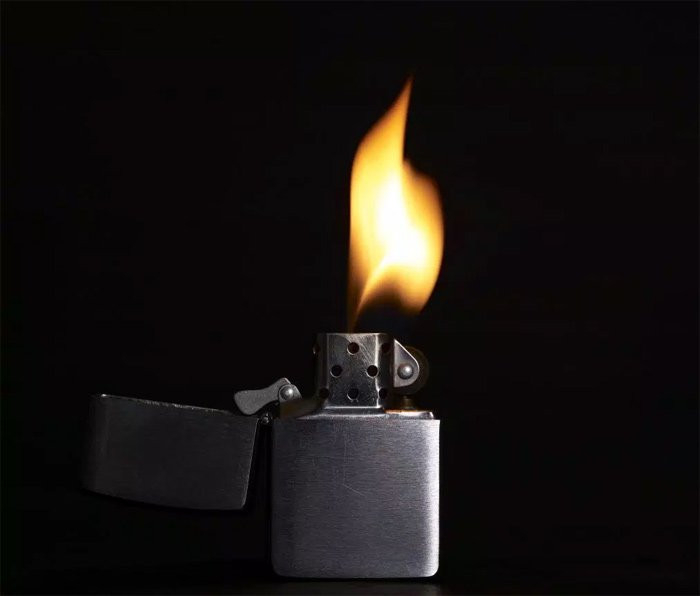 Bên cạnh muối, người Việt còn mua lửa ngày mùng 1 Tết. Lửa sưởi ấm tượng trưng cho sự ấm áp và hạnh phúc. Ảnh: Vietnamnet.