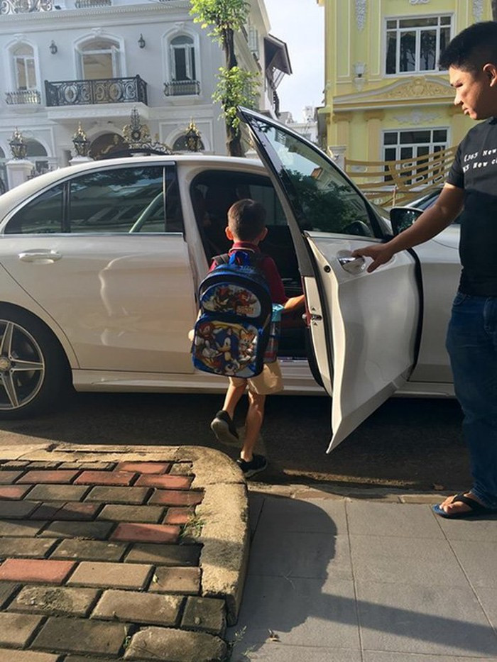 Hơn thế, Subeo còn được đưa rước bằng xế sang từ bé. Ảnh: Thethaovanhoa.