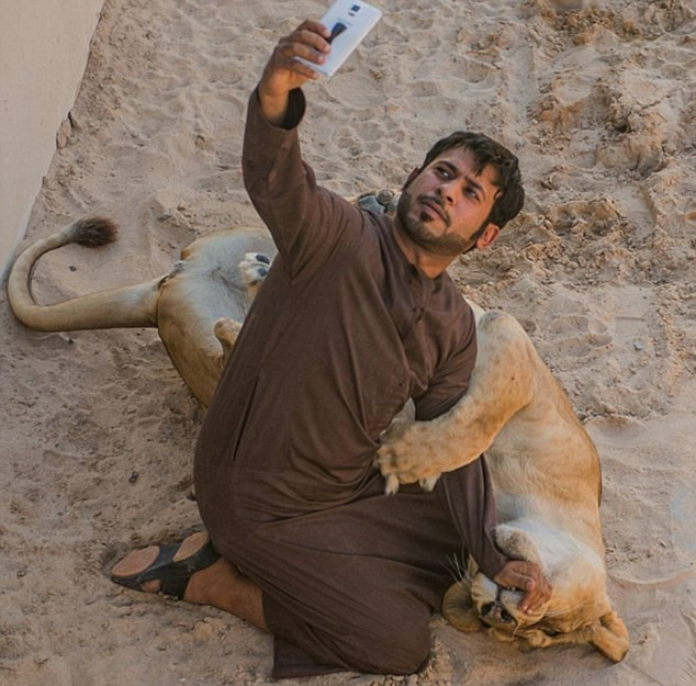 Không chỉ nổi tiếng trong giới nhà giàu Dubai, Humaid AlBuQaish còn khiến nhiều người ngưỡng mộ bởi sở hữu một bộ sưu tập thú hoang vô cùng quý hiếm.