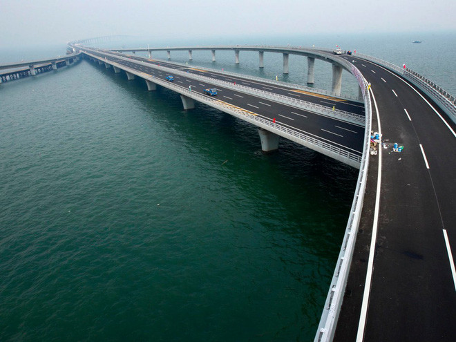 Cây cầy đã rút ngắn khoảng cách từ Thanh Đảo tới Huangdao chỉ còn 30 km và chỉ mất 30 phút chạy xe. Ảnh: NN.